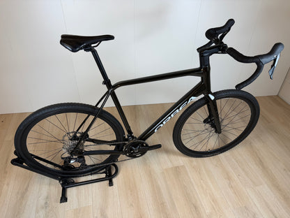 Orbea Terra H30 gravelbike met zwarte frame en blauwe accenten, zichtbaar in close-up afbeelding.