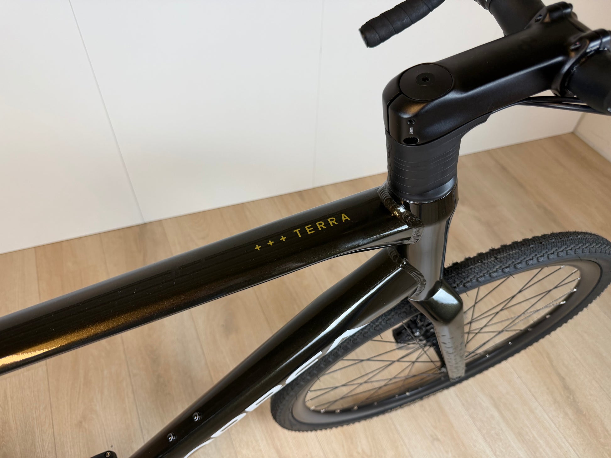 Orbea Terra H30 gravelbike met zwarte frame en dikke banden, geschikt voor off-road en avontuurlijke ritten.