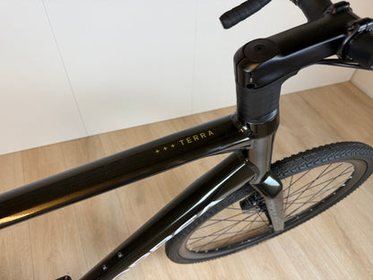 Orbea Terra H30 gravelbike met zwarte frame en dikke banden, geschikt voor off-road en avontuurlijke ritten.