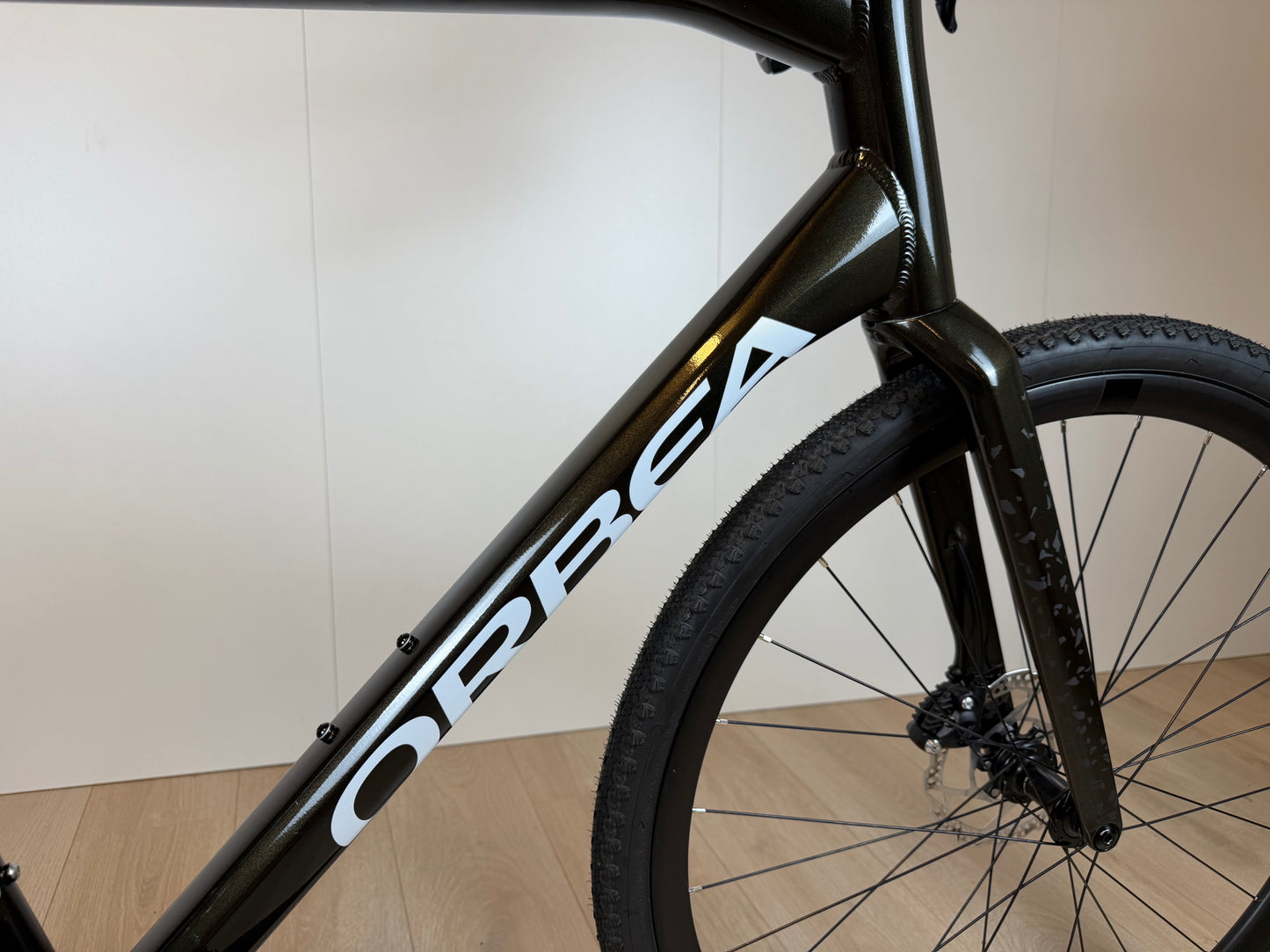 Orbea Terra H30 gravelbike met zwarte frame en dikke banden, geschikt voor off-road en wegen, zichtbaar in de afbeelding.