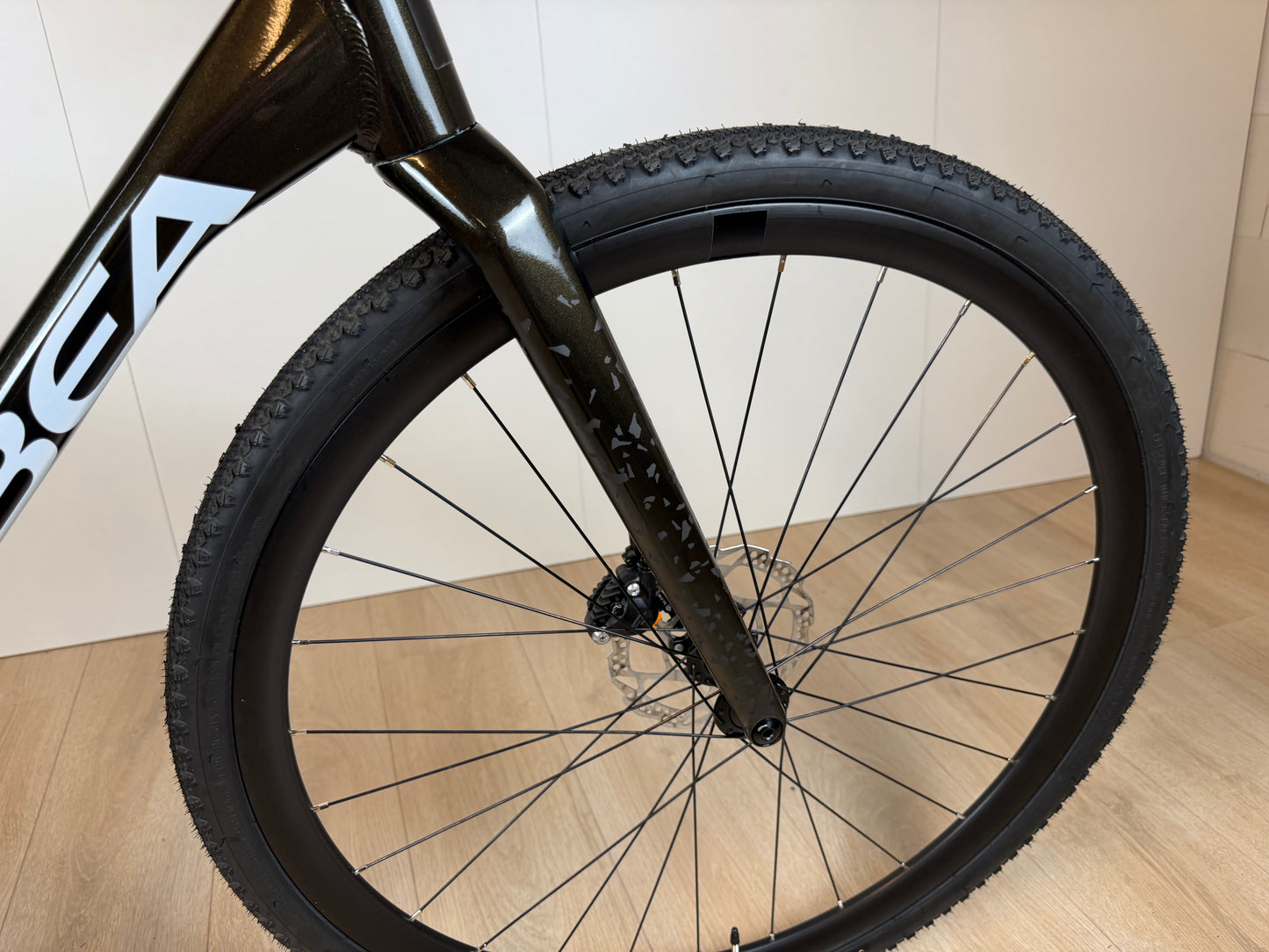 Orbea Terra H30 gravelbike met zwarte frame en dikke banden, geschikt voor off-road en lange ritten.
