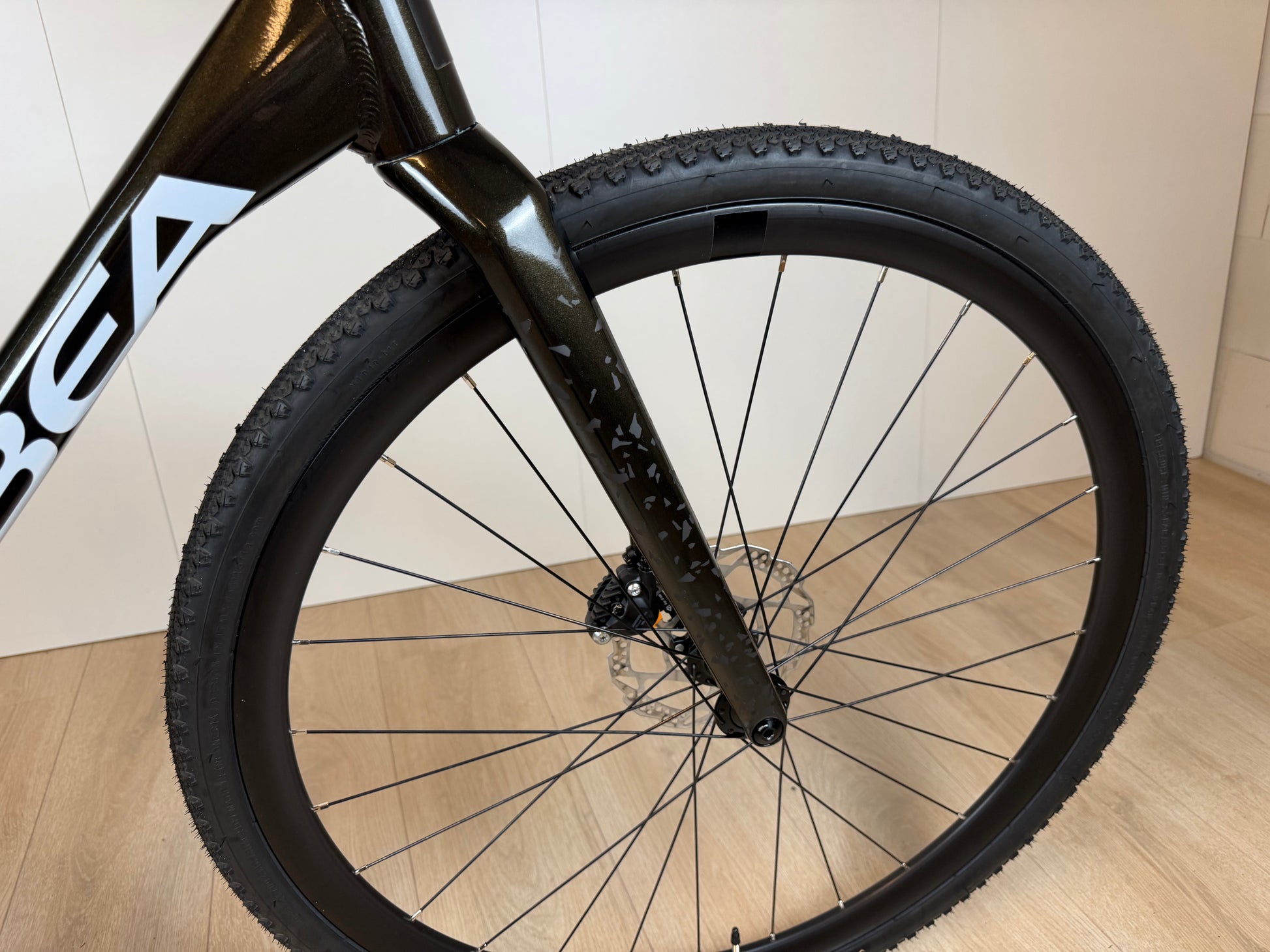 Orbea Terra H30 gravelbike met zwarte frame en dikke banden, geschikt voor off-road en lange ritten.