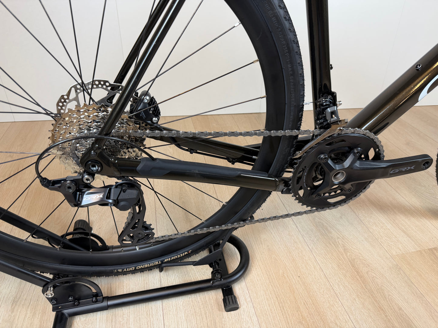 Orbea Terra H30 gravelbike met zwarte frame en dunne banden, klaar voor off-road avonturen, op een witte achtergrond.