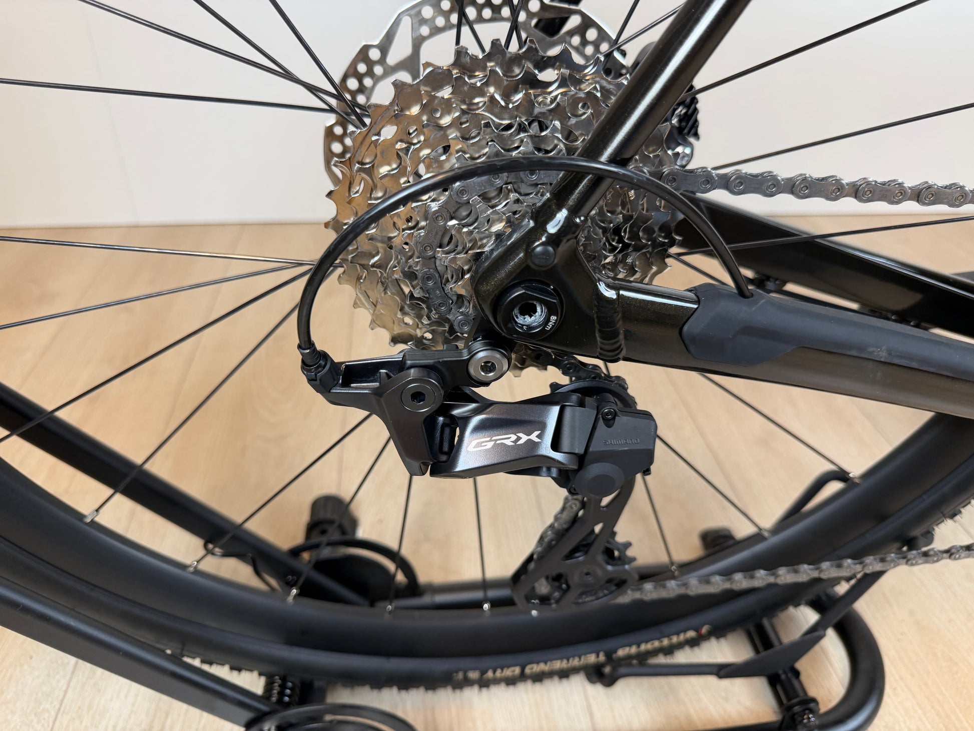 Orbea Terra H30 gravelbike met zwarte frame en geometrie, klaar voor avontuurlijke ritten op onverharde wegen.