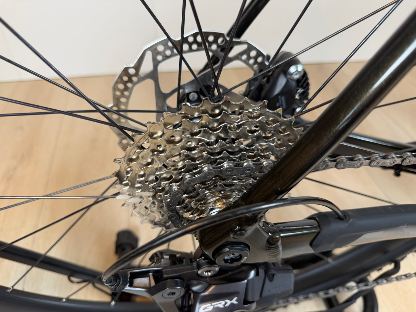 Orbea Terra H30 gravelbike met zwart frame en geavanceerde schakelgroep, klaar voor avontuurlijke ritten op onverharde wegen.