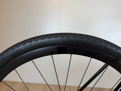 Orbea Terra H30 racefiets met aluminium frame en schijfremmen, gestald op straat met fietstas.