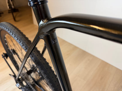 Orbea Terra H30 gravelbike met zwarte frame en 700c wielen, geschikt voor off-road en weggebruik.