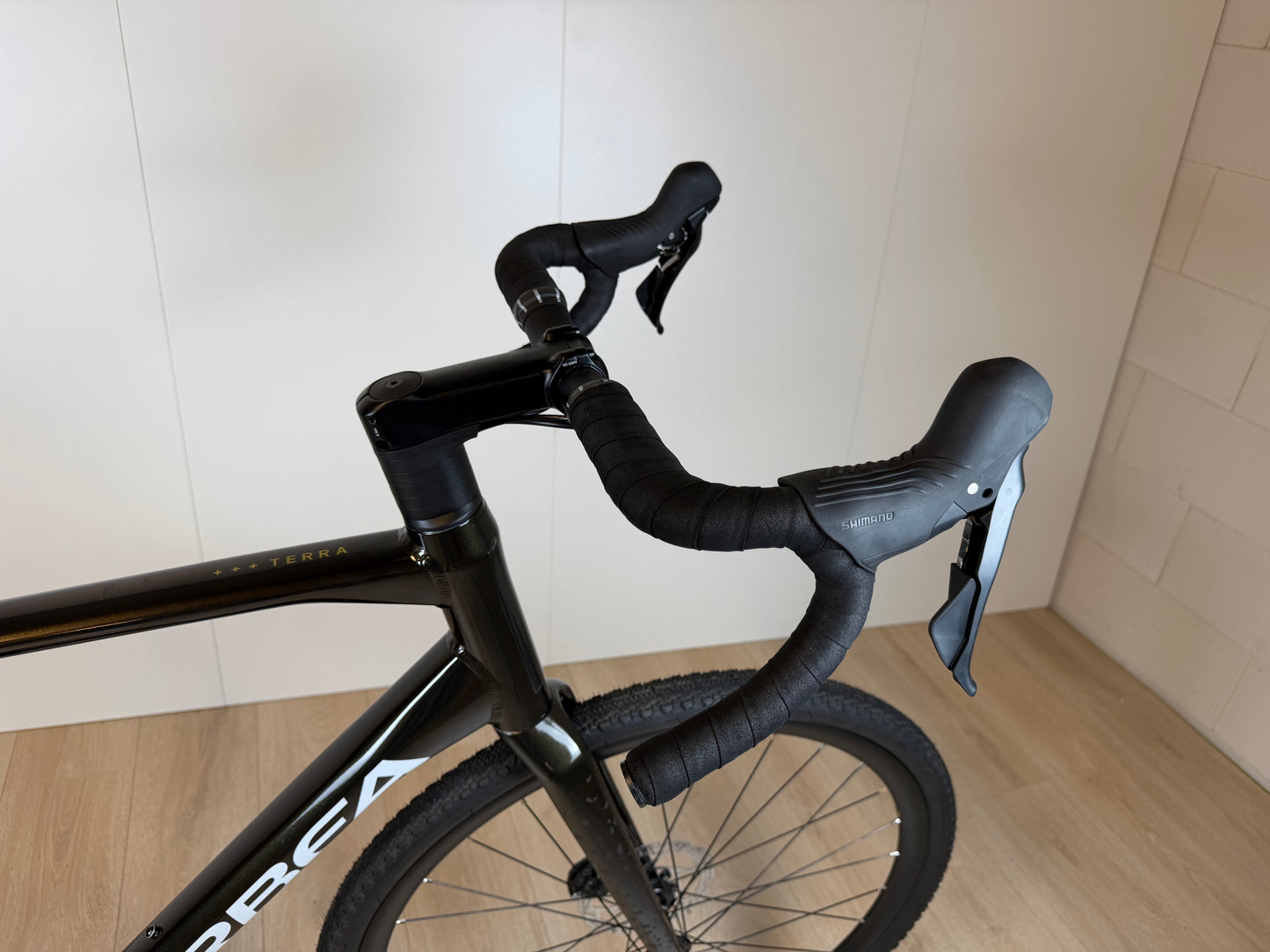Orbea Terra H30 gravelbike met zwarte frame en brede banden, geschikt voor off-road en gravelritten.