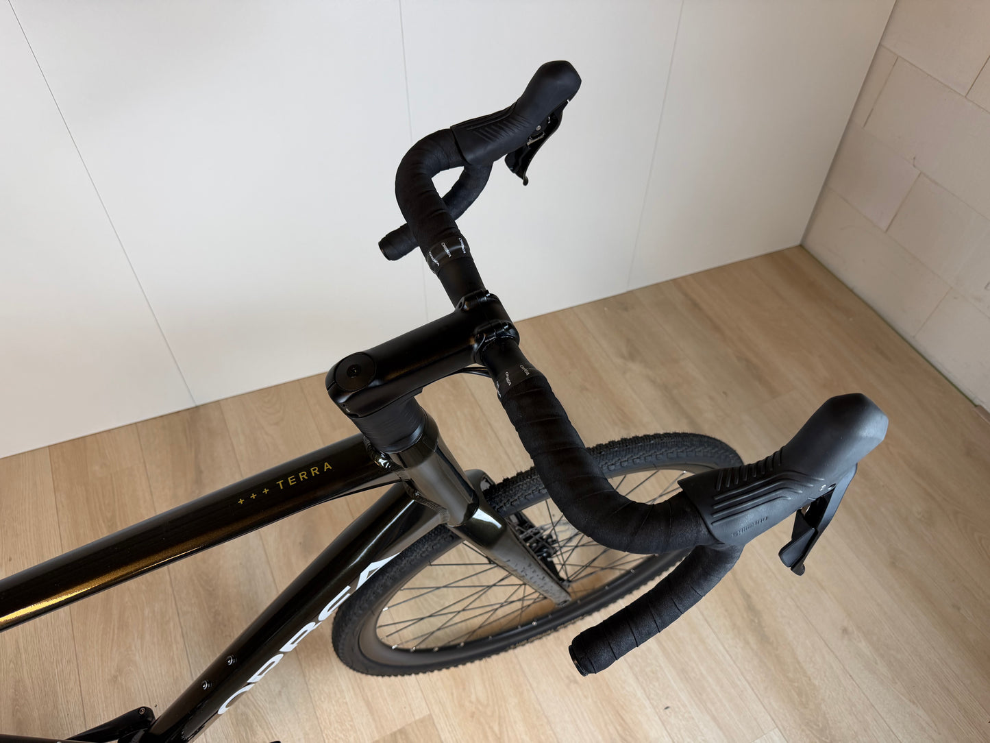 Orbea Terra H30 gravelbike met lichte frame en slanke banden, geschikt voor off-road en lange ritten.