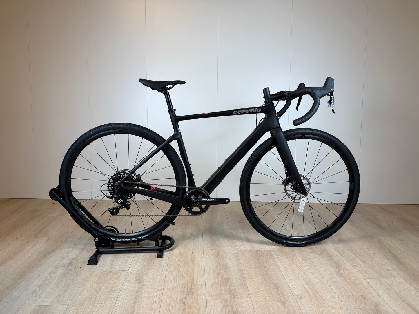 Carbon gravelbike Cervélo Aspero Apex 1 met zwarte frame en banden, klaar voor off-road avonturen.