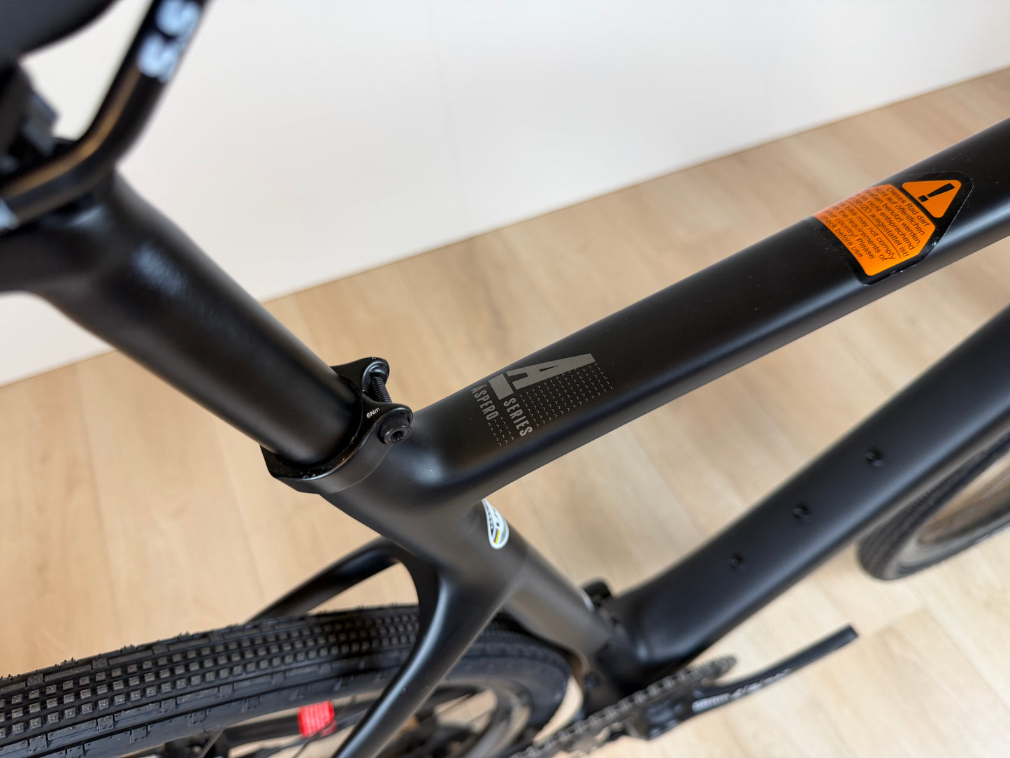 Cervélo Aspero Apex 1 carbon gravelbike met zwarte frame en off-road banden, klaar voor gravelritten.
