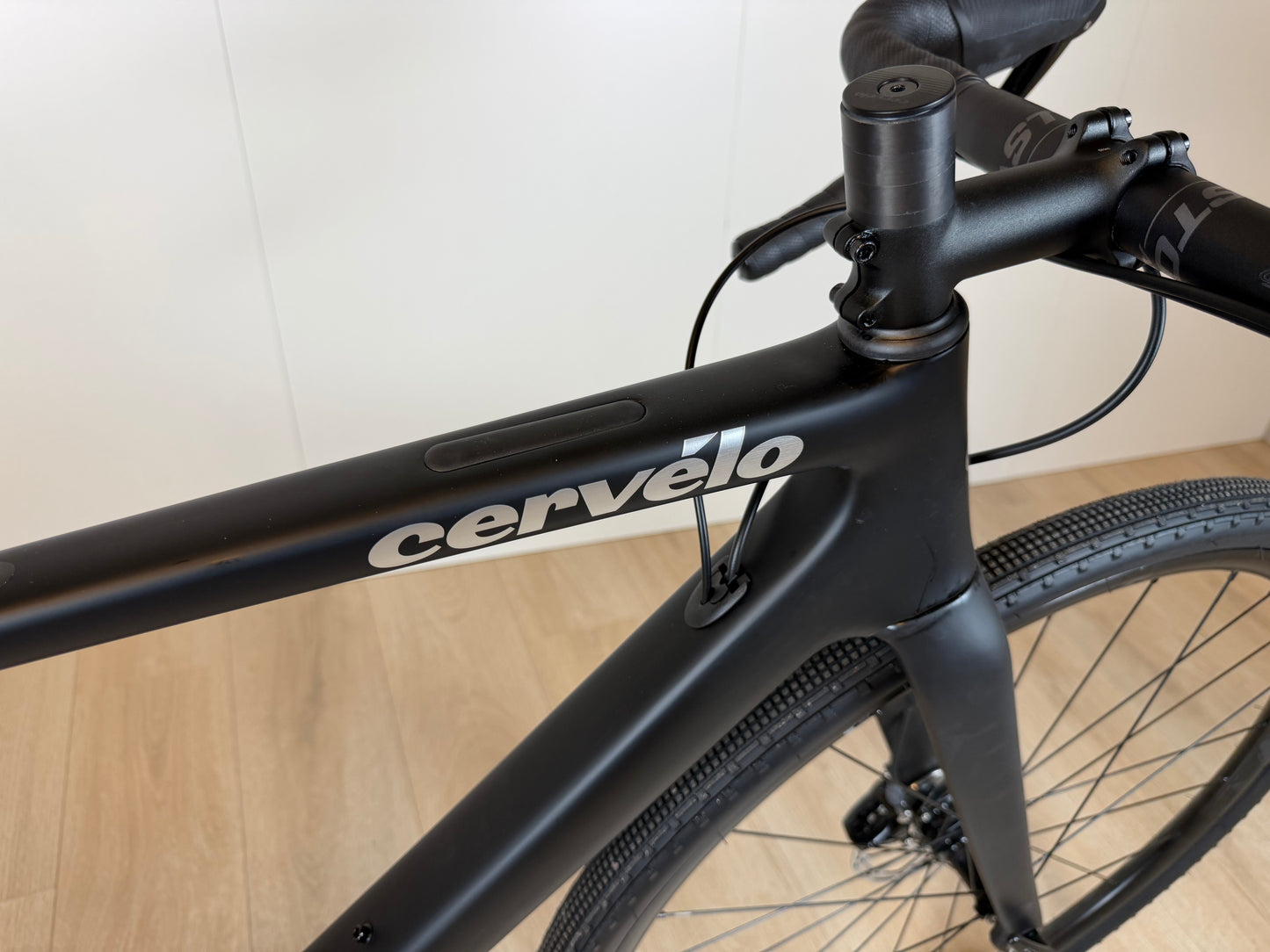 Cervélo Aspero Apex 1 Carbon Gravel fiets met zwarte frame en banden, klaar voor off-road avontuur.