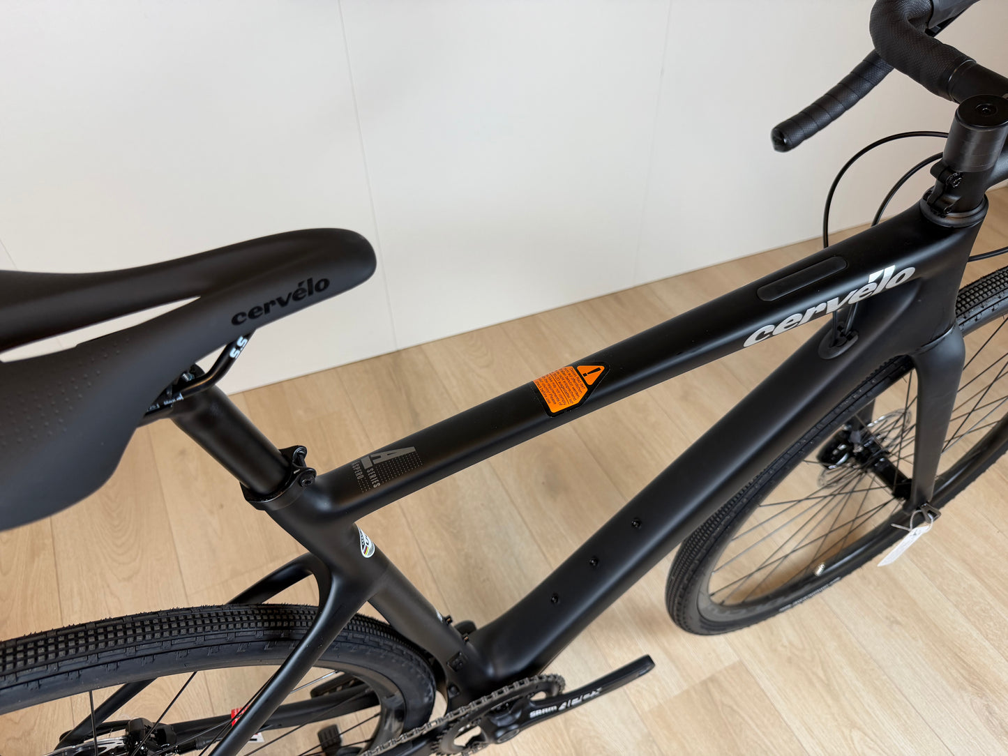 Gravelbike Cervélo Aspero Apex 1 Carbon met zwarte frame en brede banden, geschikt voor off-road en gravelritten