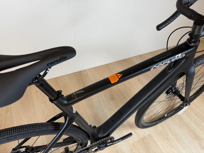 Gravelbike Cervélo Aspero Apex 1 Carbon met zwarte frame en brede banden, geschikt voor off-road en gravelritten