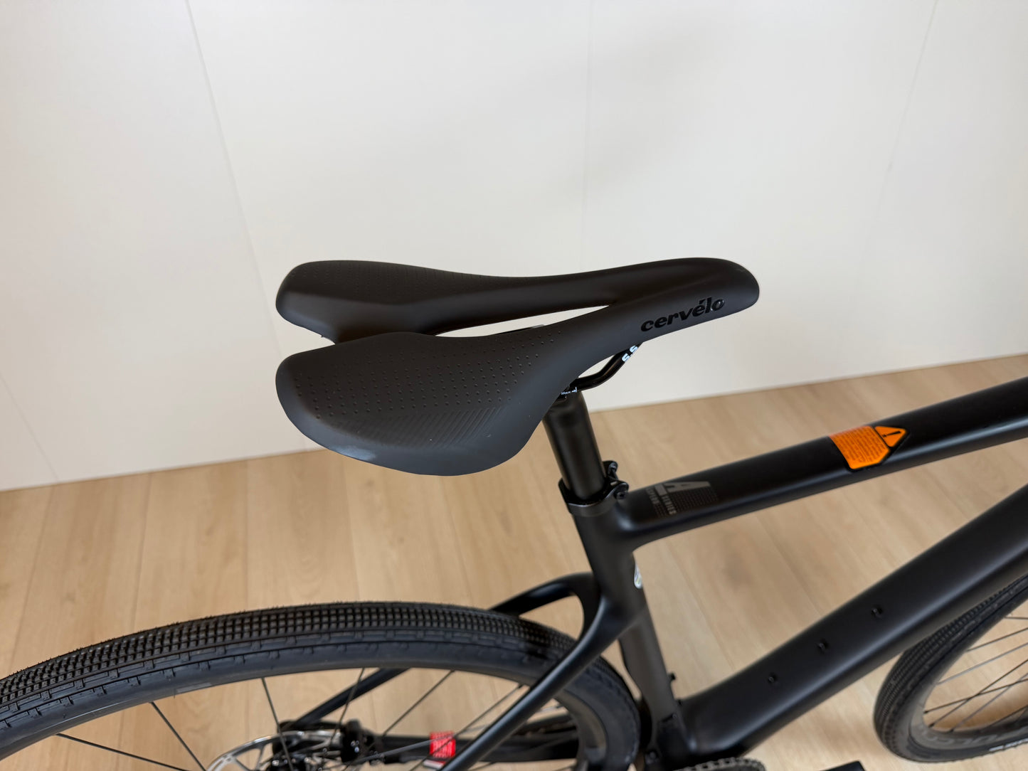Carbon gravelfiets Cervélo Aspero Apex 1 met slanke frame en raceklare banden, geschikt voor off-road en gravelritten.