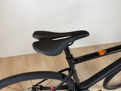 Carbon gravelfiets Cervélo Aspero Apex 1 met slanke frame en raceklare banden, geschikt voor off-road en gravelritten.