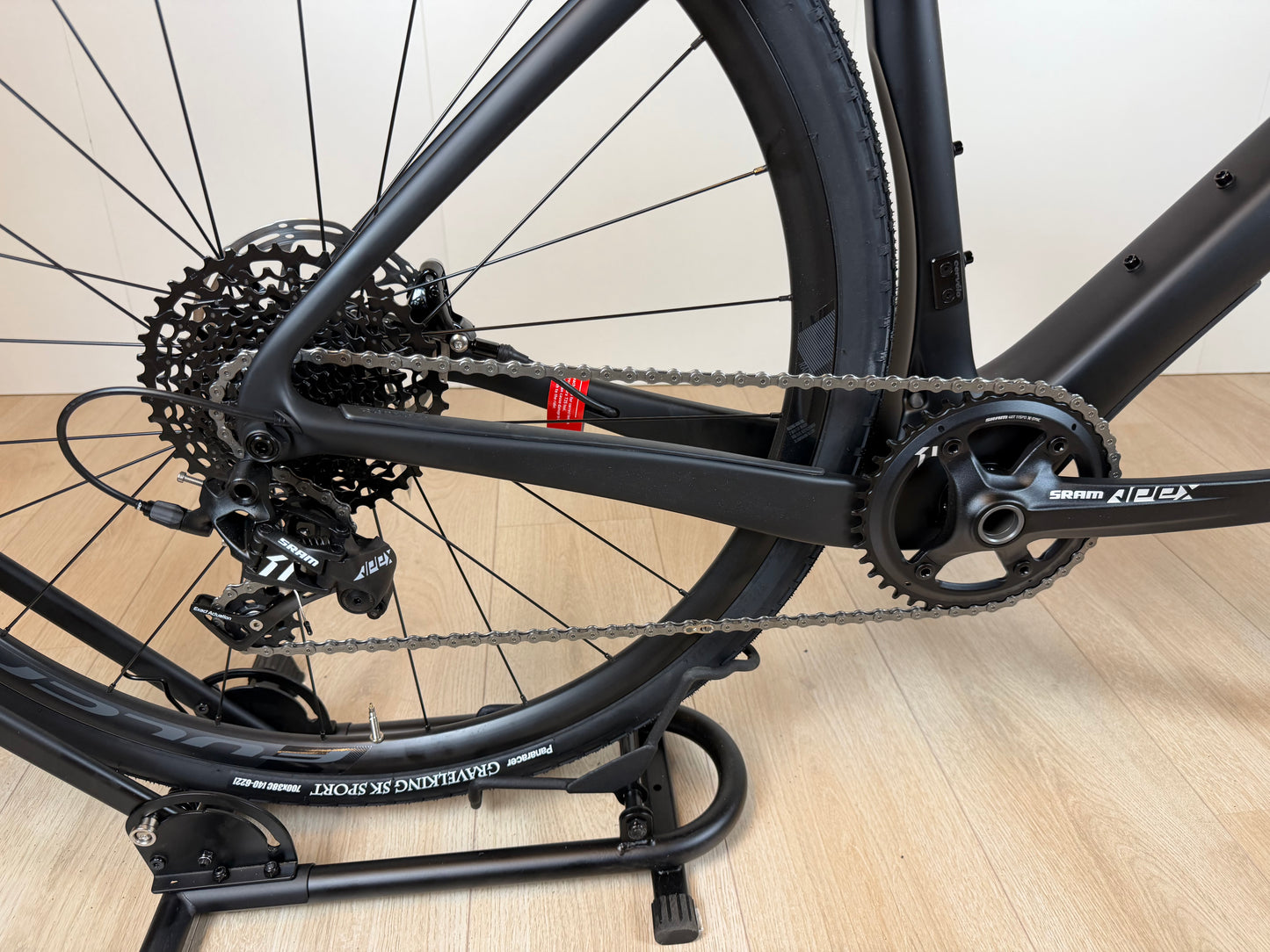 Cervélo Aspero Apex 1 carbon gravelbike met zwarte frame en brede banden, klaar voor off-road avonturen