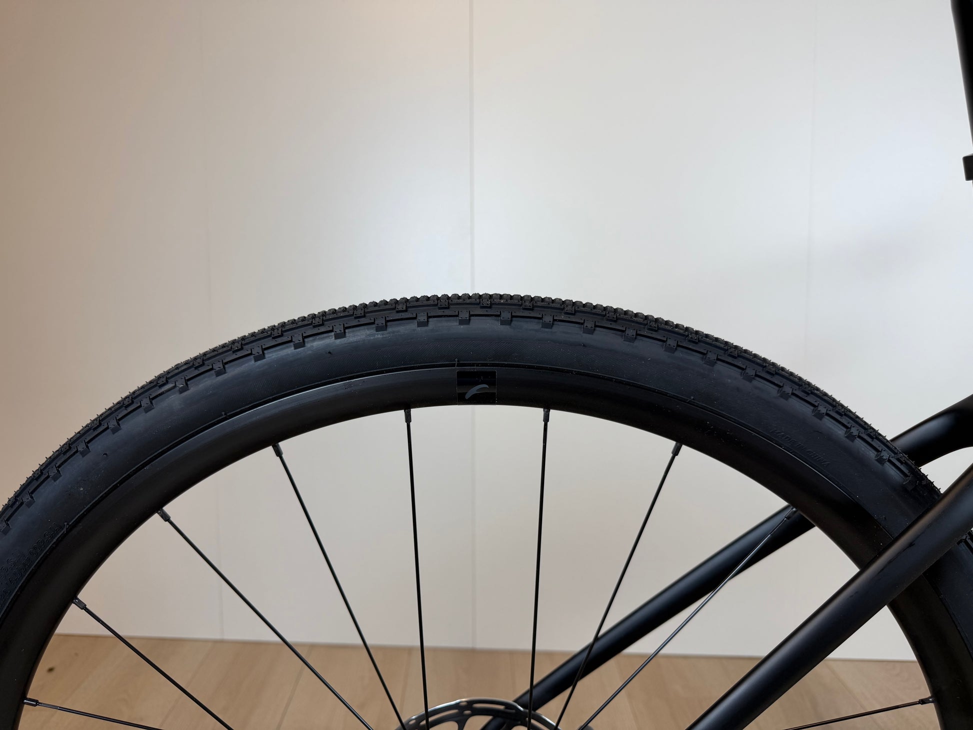Carbon gravelbike Cervélo Aspero Apex 1 met slanke frame en brede banden, ideaal voor off-road rijden.