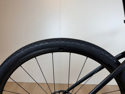 Carbon gravelbike Cervélo Aspero Apex 1 met slanke frame en brede banden, ideaal voor off-road rijden.