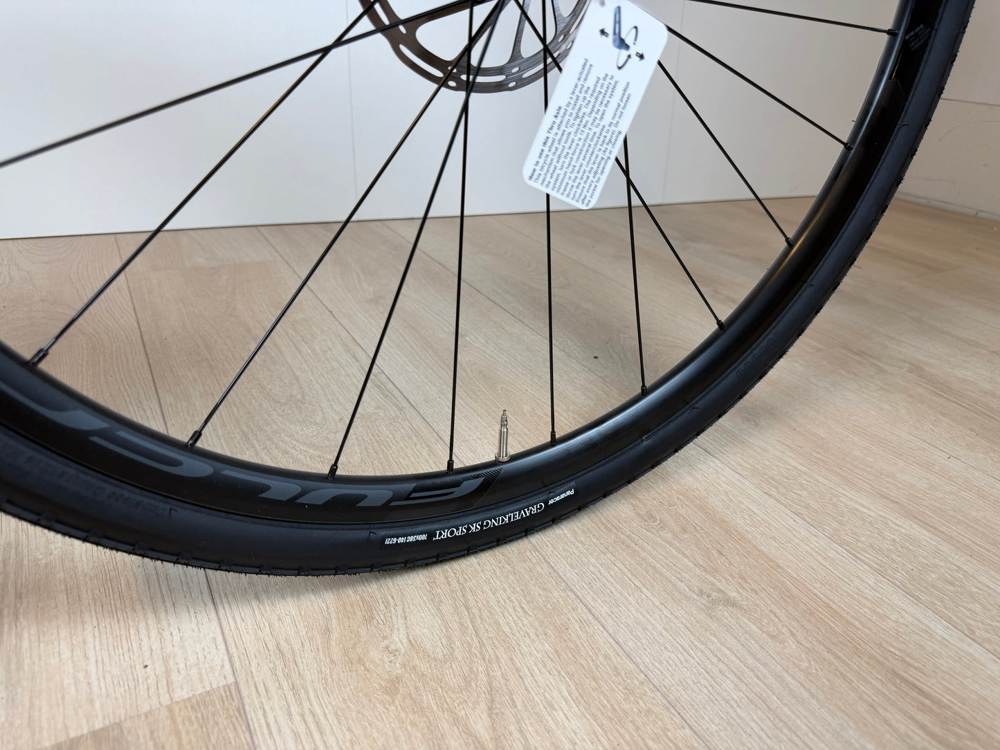 Zwart Cervélo Aspero Apex 1 Carbon gravelbike met brede banden en schijfremmen, klaar voor off-road avonturen.