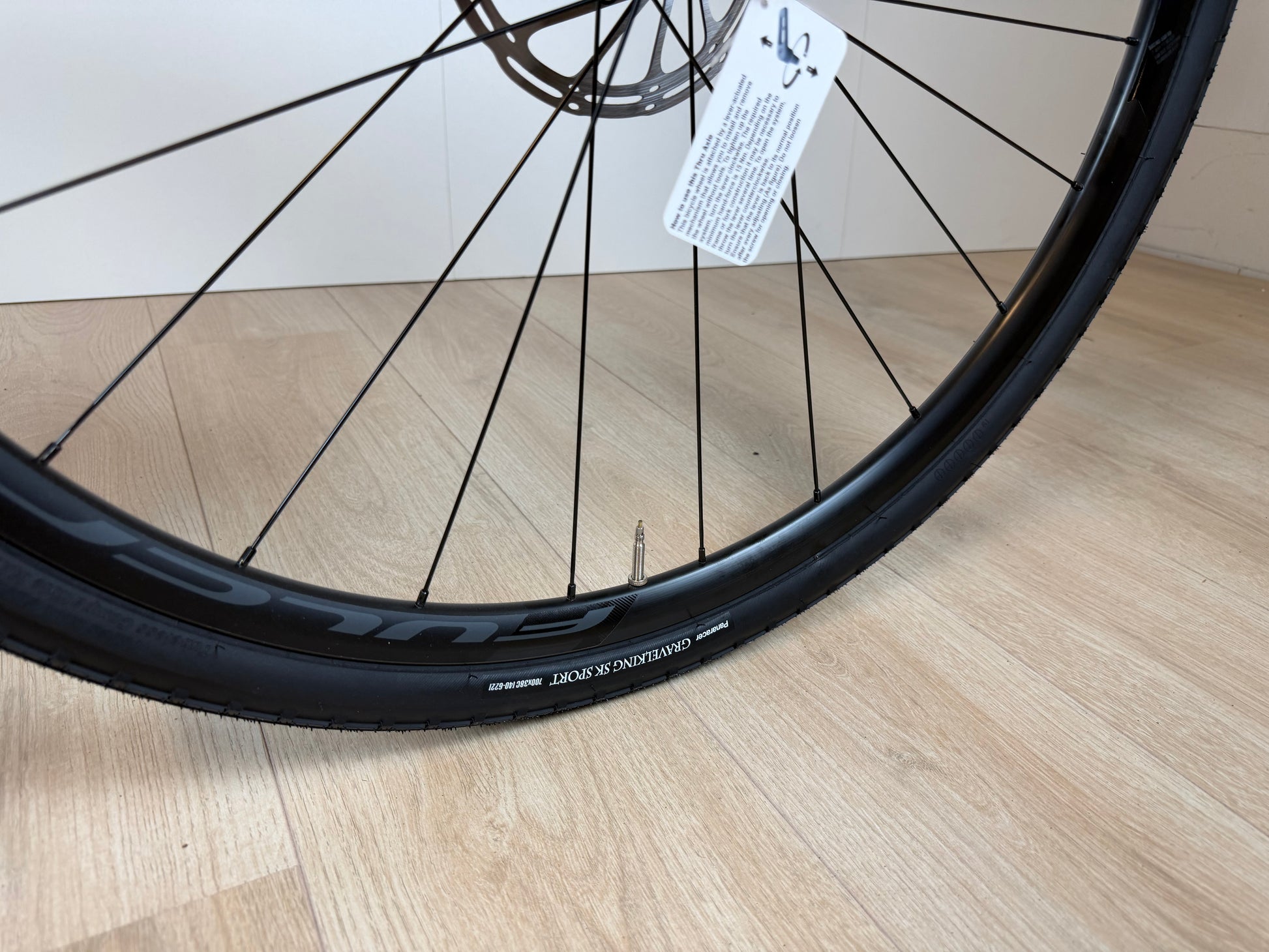 Zwart Cervélo Aspero Apex 1 Carbon gravelbike met brede banden en schijfremmen, klaar voor off-road avonturen.