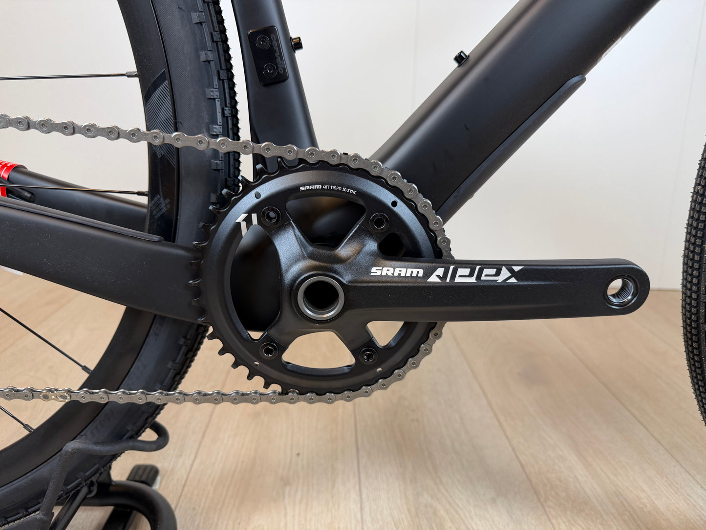 Racefiets Cervélo Aspero Apex 1 Carbon Gravel met zwart frame en dikke banden, klaar voor off-road avontuur