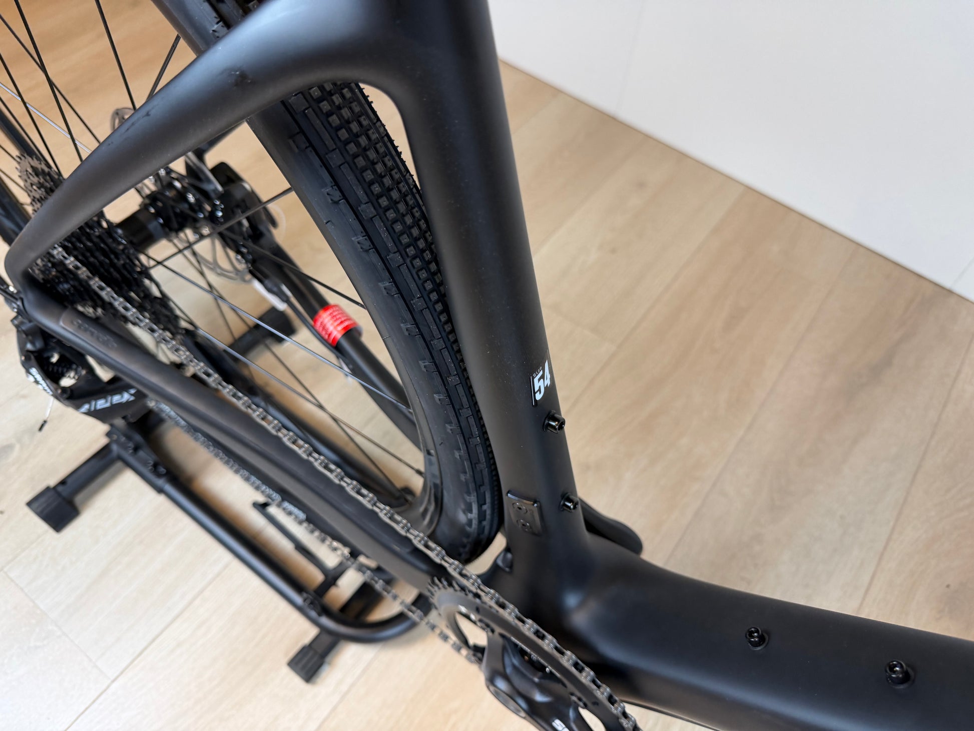 Zwarte Cervélo Aspero Apex 1 Carbon gravelbike met brede banden en aerodynamisch frame, geschikt voor off-road en gravelritten.