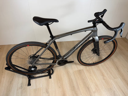 Lichtgewicht Trek Checkpoint SL 5 gravelbike met zwarte frame en dunne banden, klaar voor off-road avonturen.