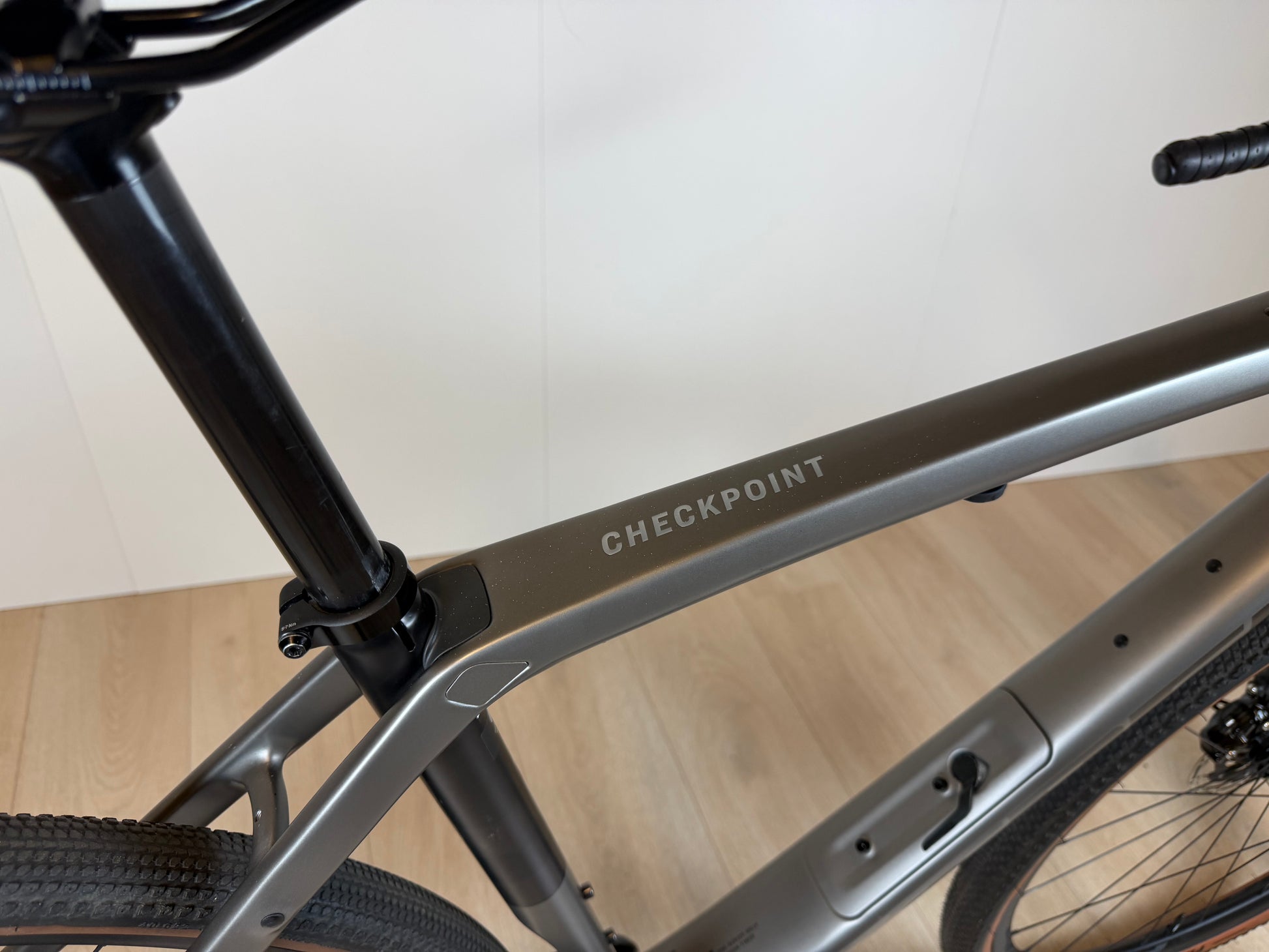 Lichte Trek Checkpoint SL 5 gravelfiets met zwart frame en drop handlebars, klaar voor avontuurlijke ritten.