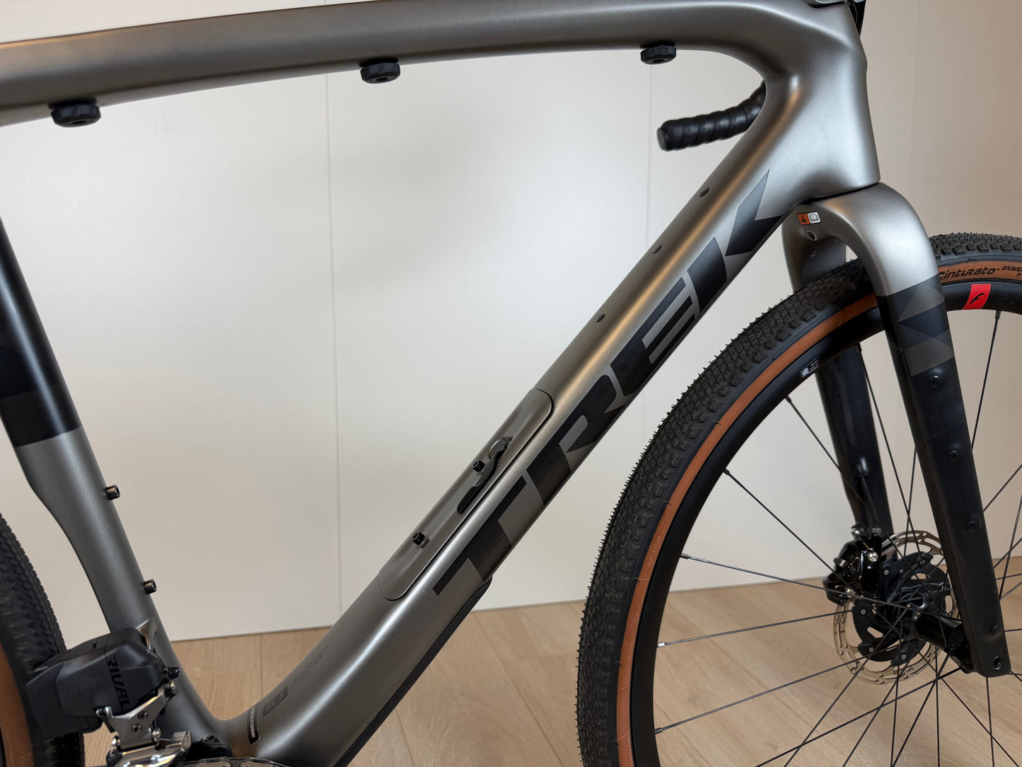 Lichte Trek Checkpoint SL 5 gravelbike met zwart frame en brede banden, ontworpen voor comfortabel off-road fietsen.