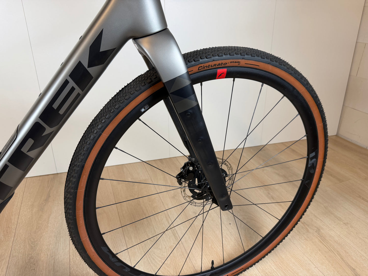 Fiets Trek Checkpoint SL 5 van Vélo Studio met zwart frame en geavanceerde mountainbike-onderdelen, klaar voor avontuur