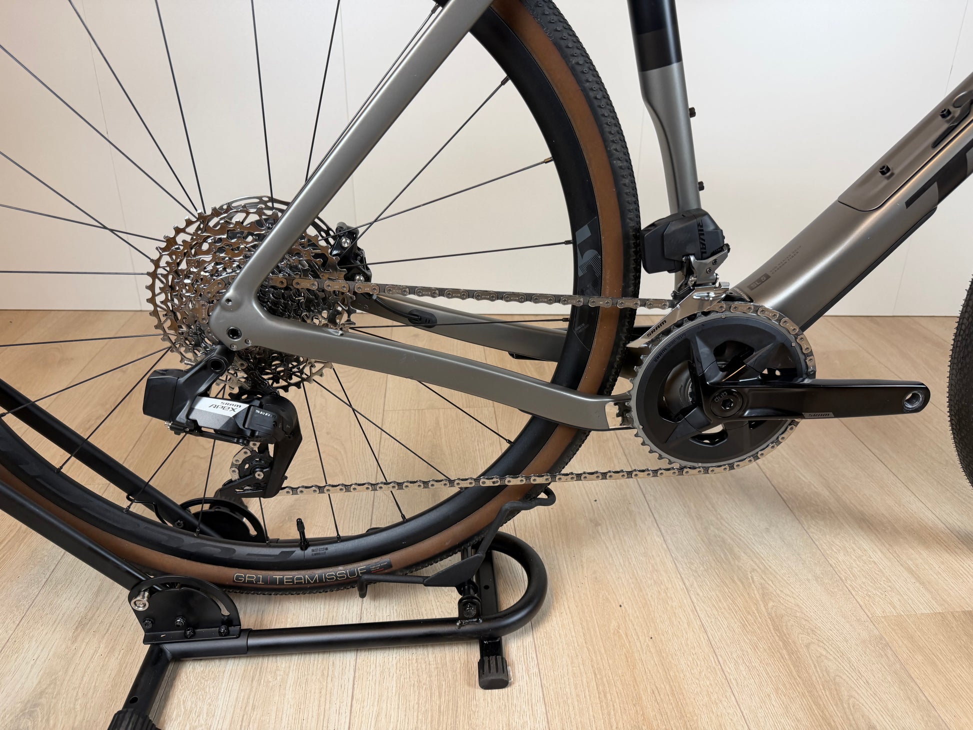 Vermeende afbeelding van een Trek Checkpoint SL 5 gravelbike met zwart frame en dikke banden, liggend op een weg.