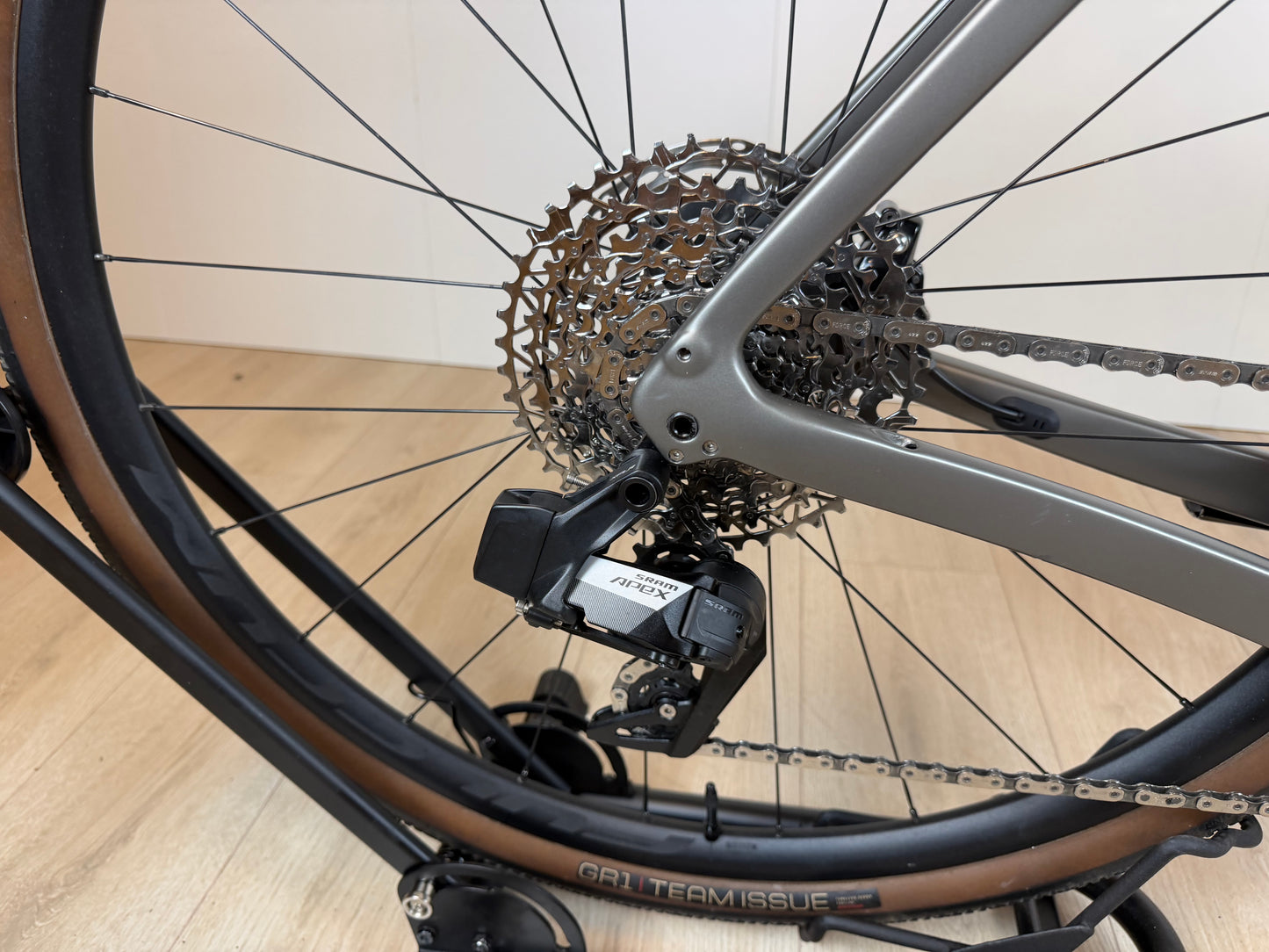 Lichte Vélo Studio Trek Checkpoint SL 5 gravelbike met zwart frame en dunne banden op een weg.