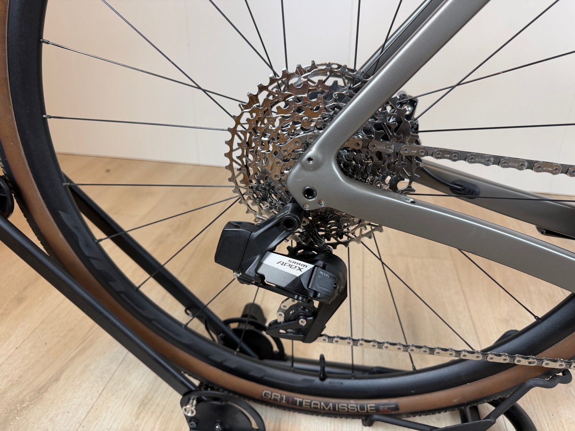 Lichte Vélo Studio Trek Checkpoint SL 5 gravelbike met zwart frame en dunne banden op een weg.