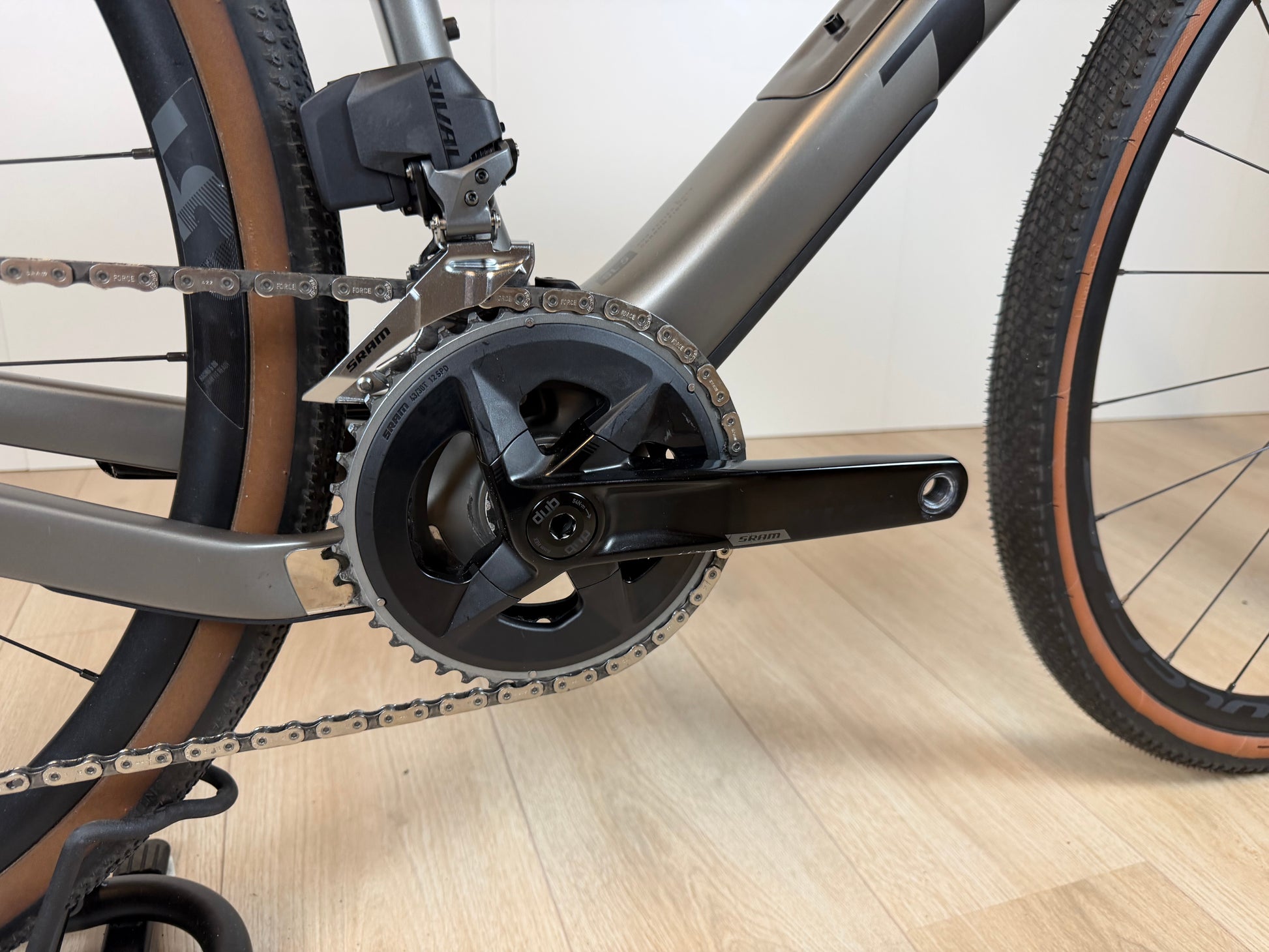 Racefiets Trek Checkpoint SL 5 van Vélo Studio met aerodynamisch frame en dunne banden, klaar voor gravel- en avontuurritten.