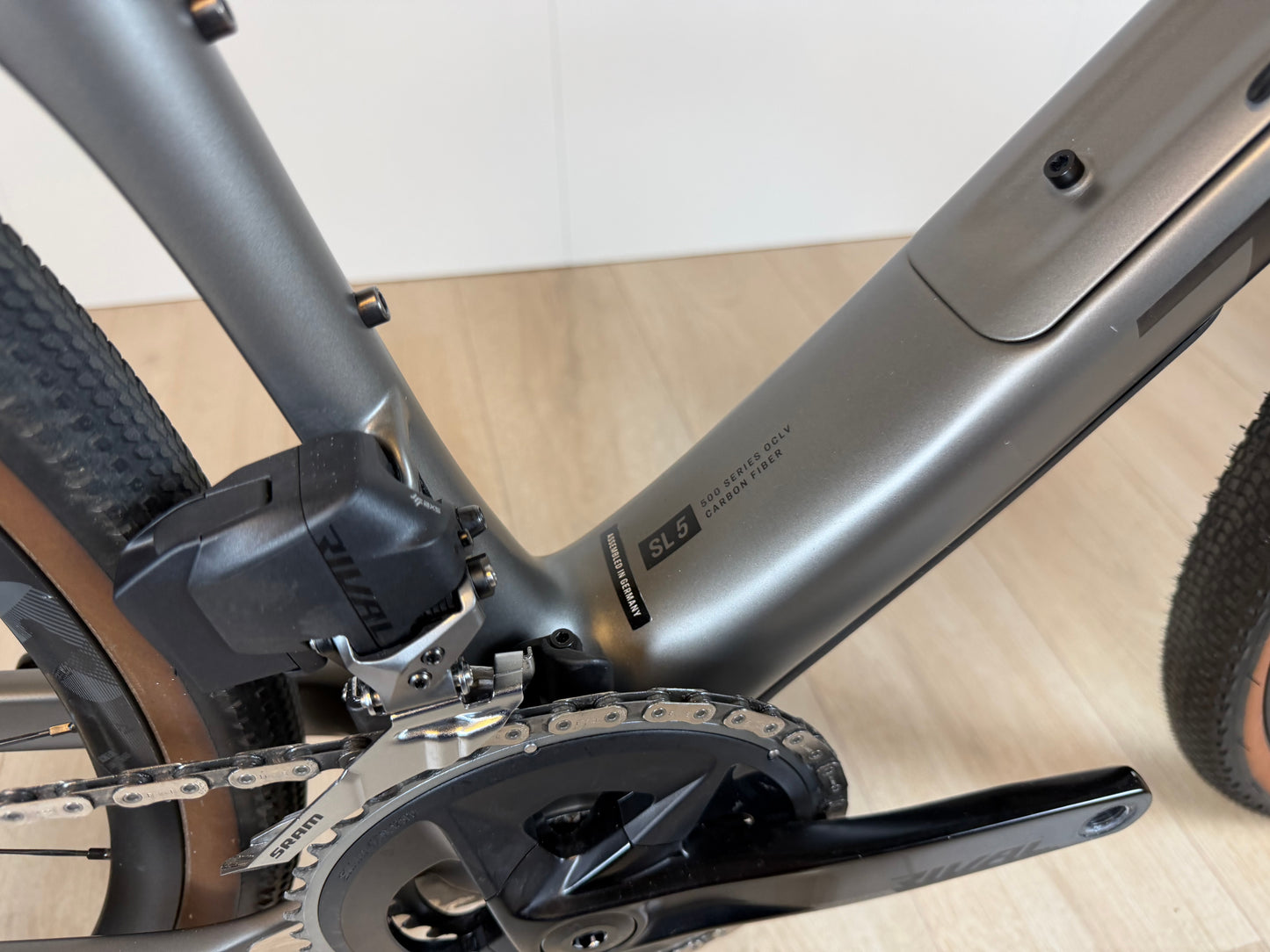 Lichte Trek Checkpoint SL 5 gravelbike met carbon frame en drop handlebars, klaar voor avontuurlijke ritten.