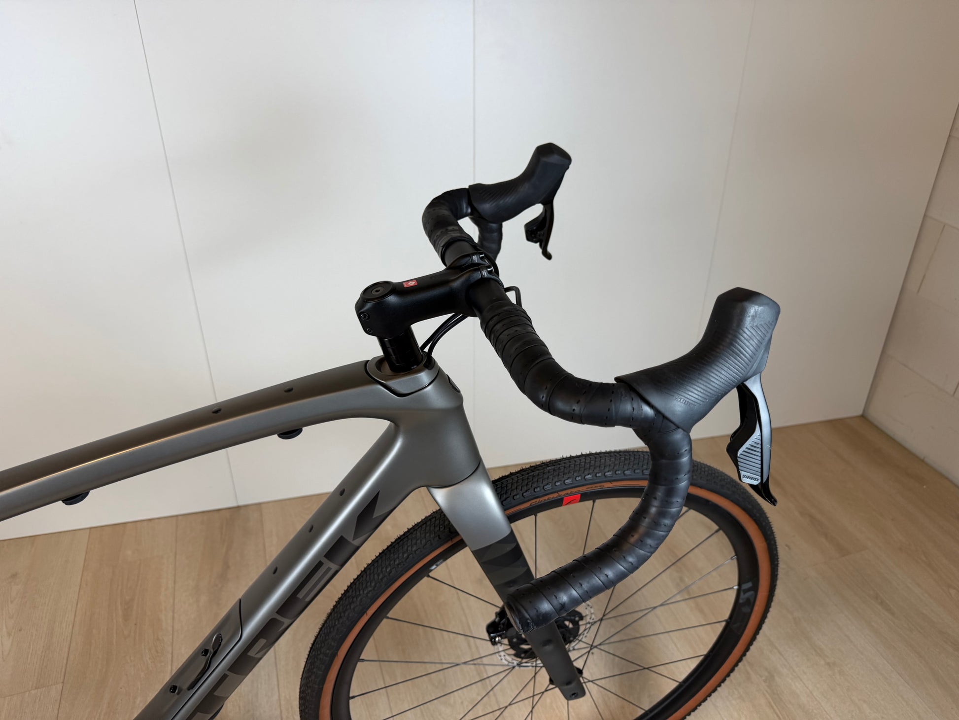 Lichte Trek Checkpoint SL 5 gravelbike met zwarte frame en vering, klaar voor avontuurlijke ritten.