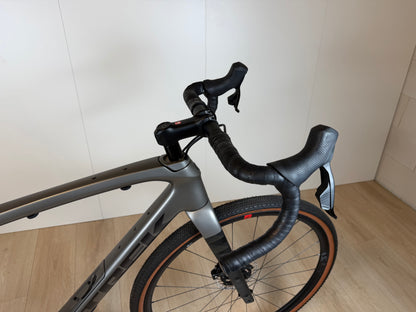 Lichte Trek Checkpoint SL 5 gravelbike met zwarte frame en vering, klaar voor avontuurlijke ritten.