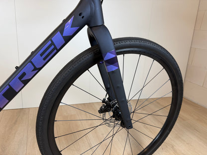 Zwart Trek Checkpoint ALR 4 gravelbike met dikke banden en verstelbaar stuur, voor avontuurlijk fietsen, door Vélo Studio.