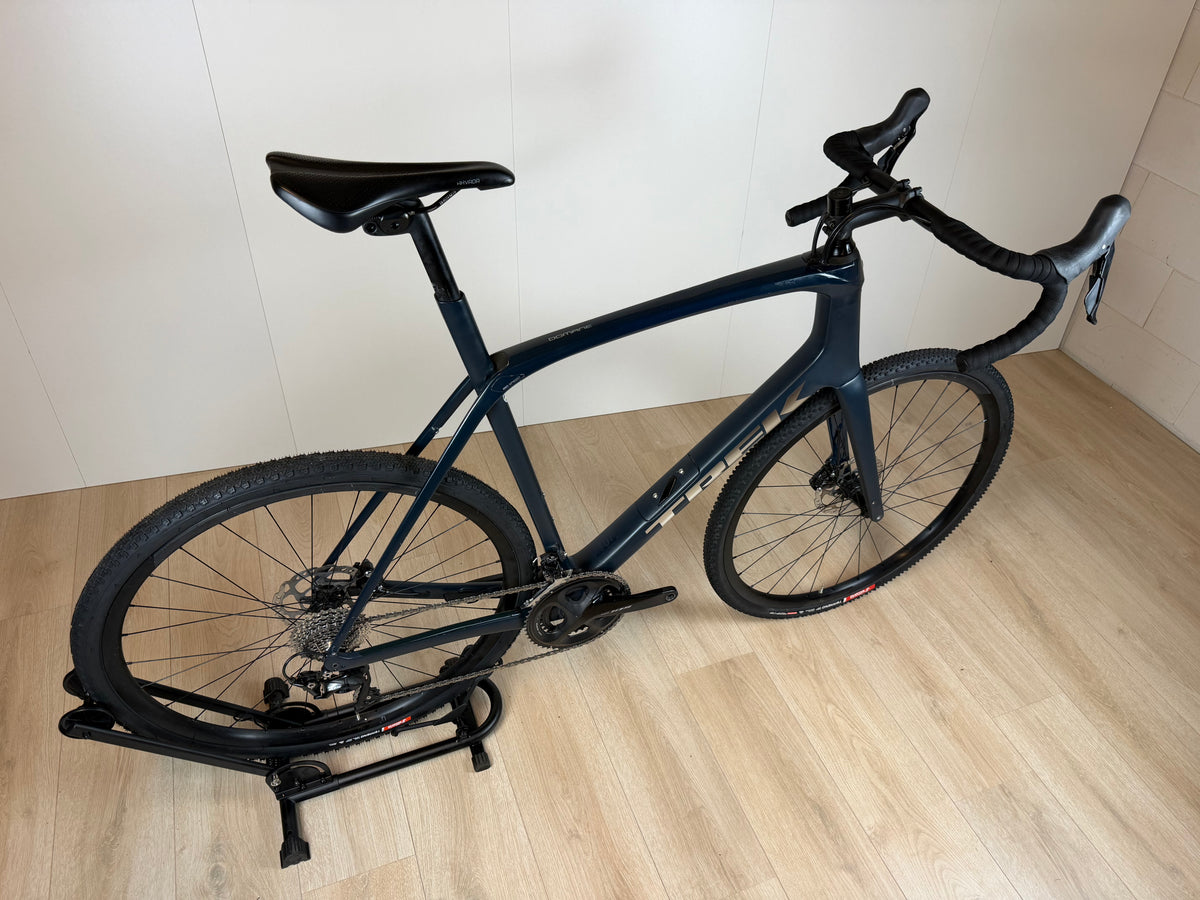 Zwart Trek Domane SL5 racefiets met dunne banden en aerodynamisch frame, klaar voor snelle ritten.
