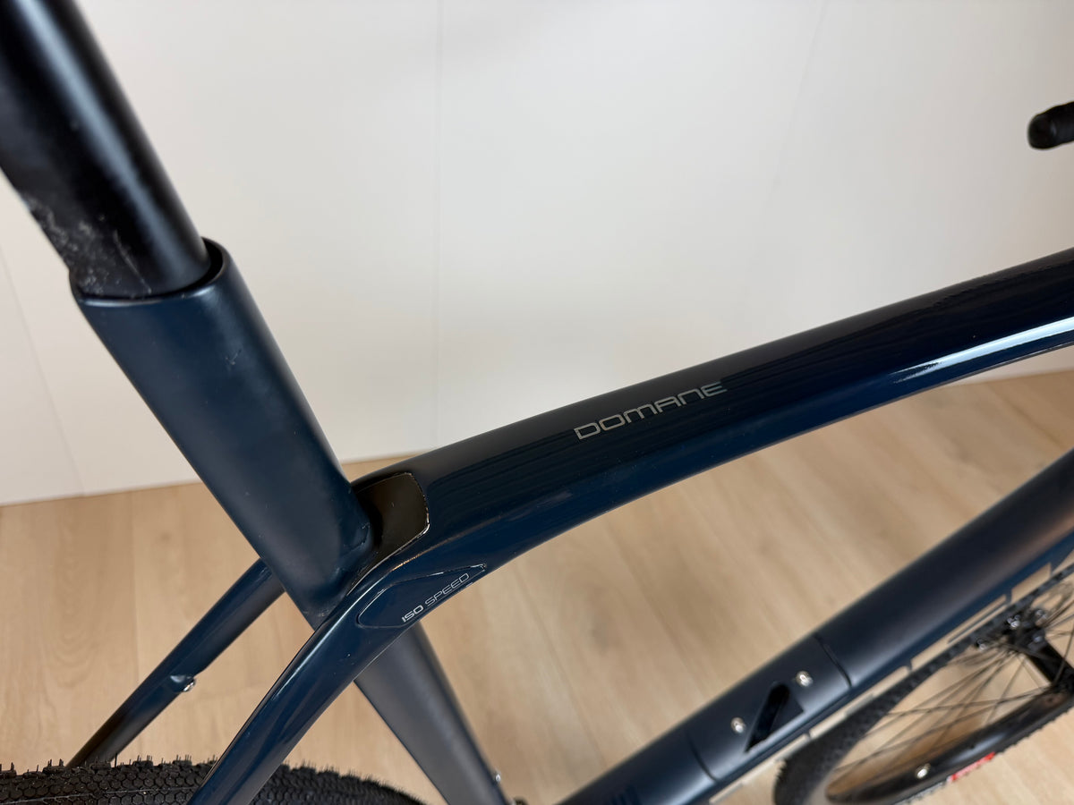 Zwart Trek Domane SL5 racefiets met slanke frame en aerodynamisch ontwerp, geschikt voor wielrenners en lange ritten.
