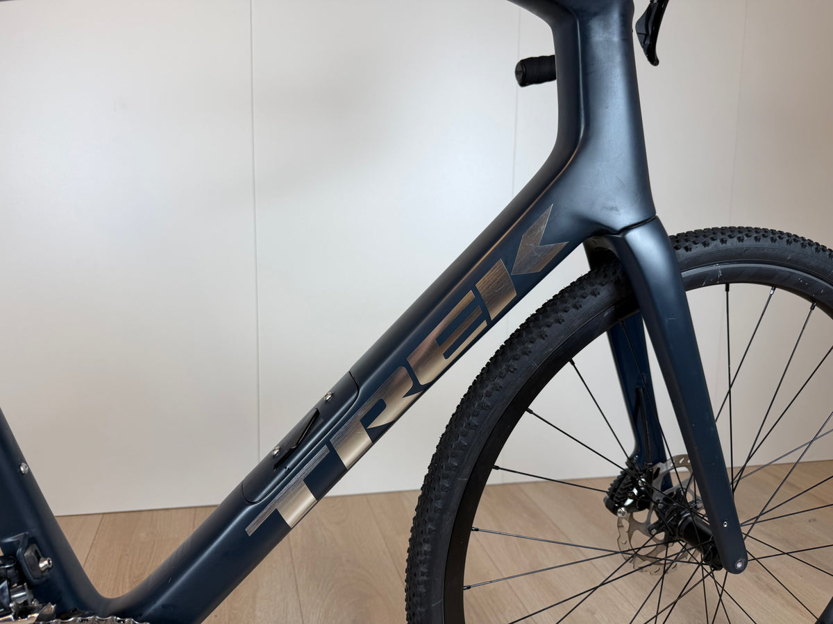 Zwart Trek Domane SL5 racefiets met slanke frame en racewielen, klaar voor snelle ritten en lange afstanden.