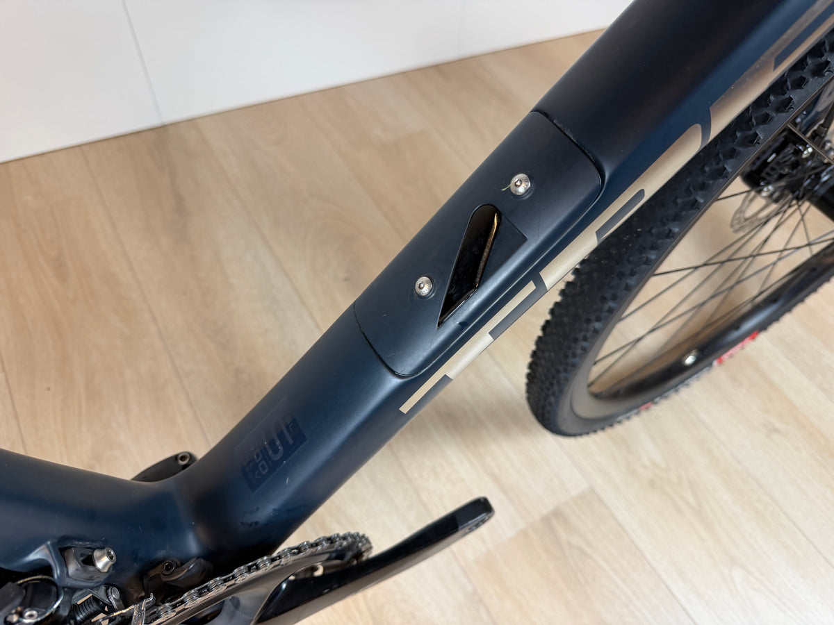 Zwarte Trek Domane SL5 racefiets met aerodynamisch frame en carbon wielen, klaar voor lange ritten en racegebruik.