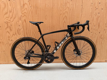 Lichtgewicht Trek Émonda SL 6 racefiets met Ultegra Di2 schakelsysteem, zwart met groene accenten, klaar voor competitief gebruik