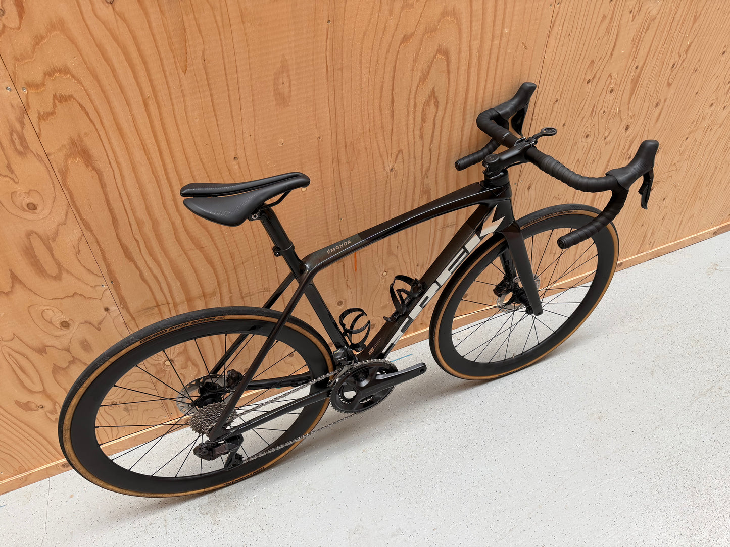 Racefiets Trek Émonda SL 6 Ultegra Di2 met carbon frame en aerodynamisch ontwerp, zichtbaar op de afbeelding.