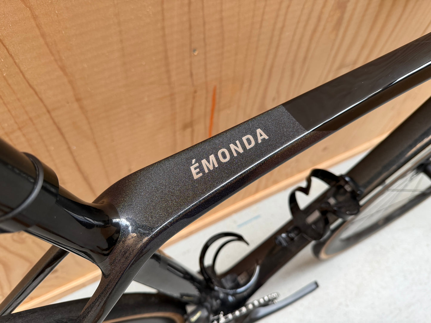 Racefiets Trek Émonda SL 6 Ultegra Di2 met aerodynamisch frame en elektronische schakeling, liggend op een weg.