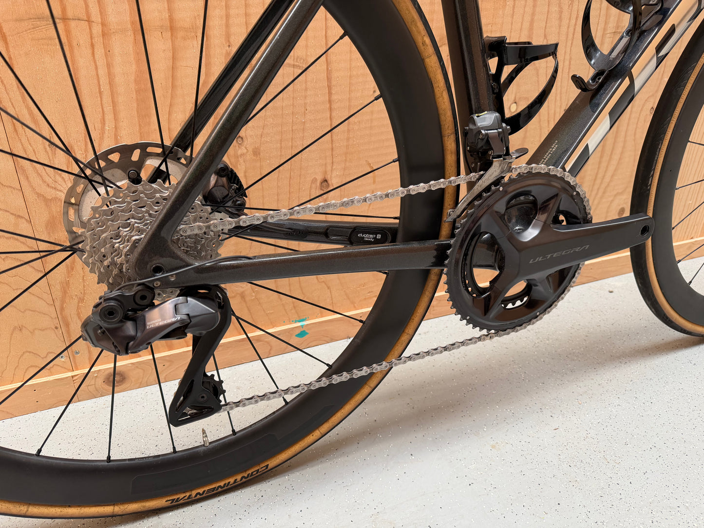 Zwart Trek Émonda SL 6 Ultegra Di2 racefiets met aerodynamisch frame en geavanceerde elektronische schakeling, klaar voor snelheid.