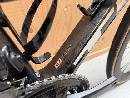 Racefiets Trek Émonda SL 6 Ultegra Di2 met aerodynamisch frame en racebanden, klaar voor snelheid en comfort.