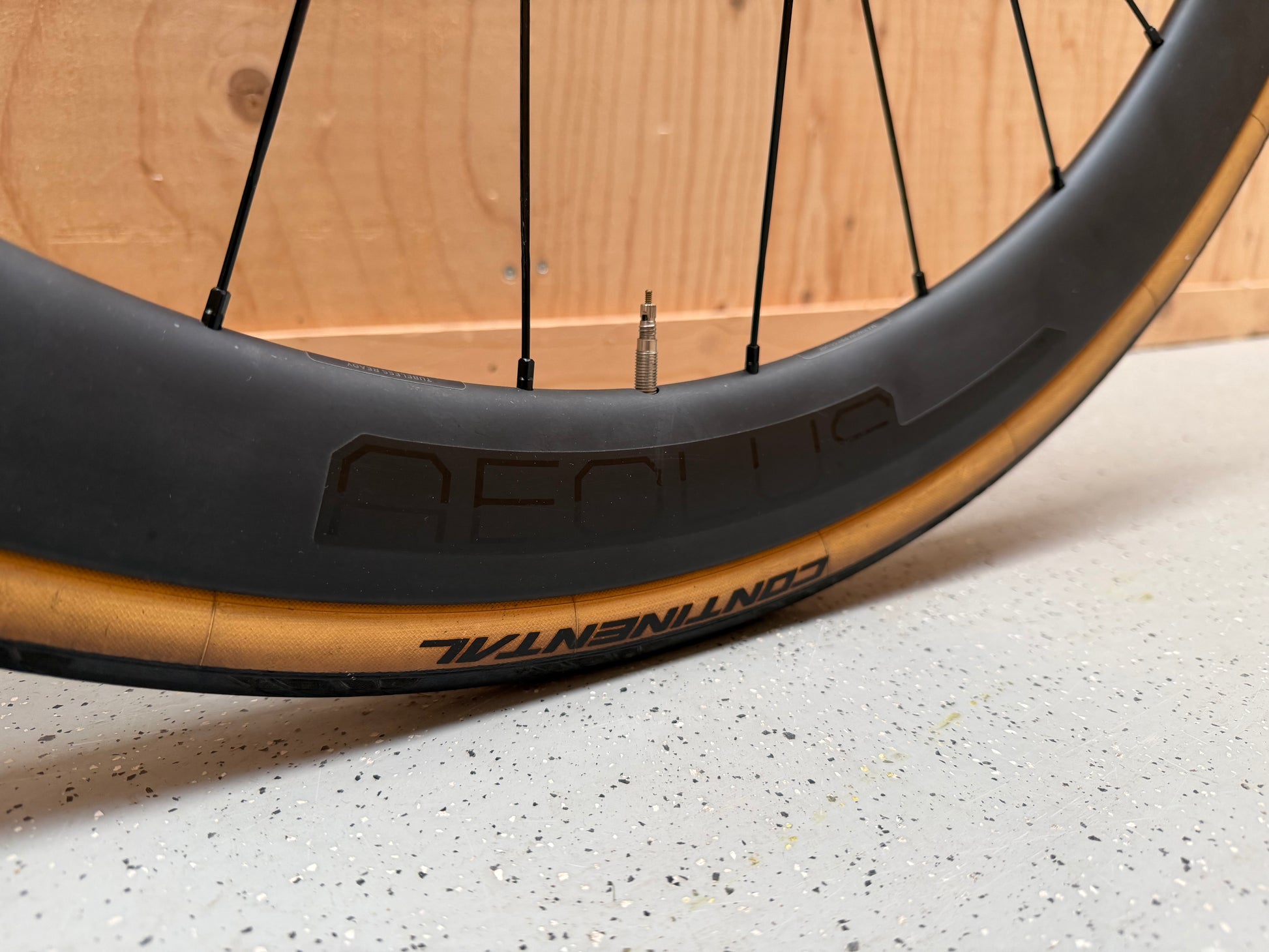 Zwart Trek Émonda SL 6 racefiets met Ultegra Di2 derailleur en aerodynamisch frame, klaar voor snelle ritten.