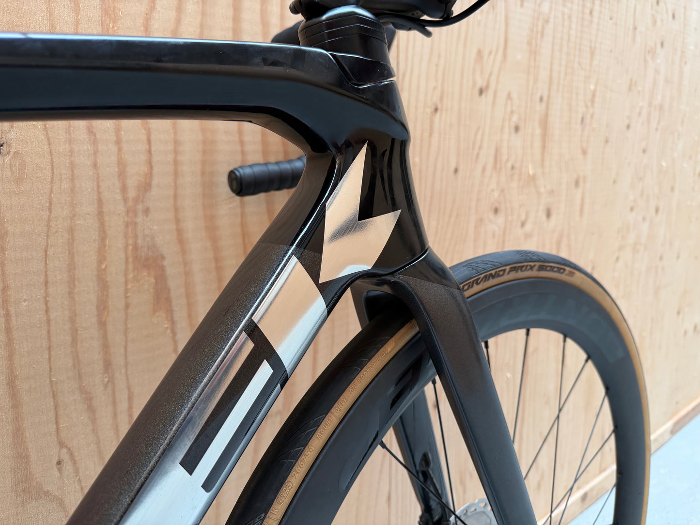 Racefiets Trek Émonda SL 6 Ultegra Di2 met lichtgewicht frame en aerodynamisch ontwerp, geschikt voor scherpe wielerritten.